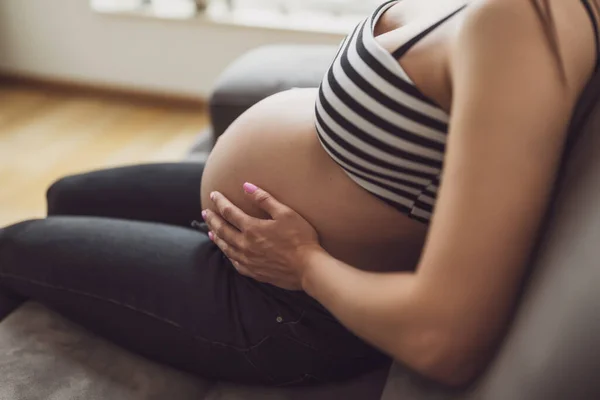 Mujer Embarazada Relajándose Casa Ella Está Sentada Cama Dormitorio —  Fotos de Stock
