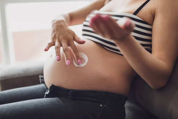 Mujer Embarazada Relajándose Casa Ella Está Sentada Cama Aplicando Crema —  Fotos de Stock
