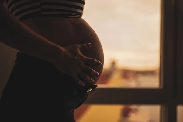 Acercamiento Mujer Embarazada Pie Junto Ventana Sosteniendo Vientre Cerca Silueta —  Fotos de Stock
