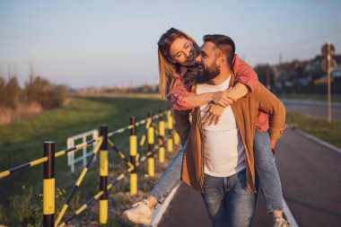Mutlu gülümseyen çift günbatımının tadını çıkarıyor. Adam kadınını geri istiyor..