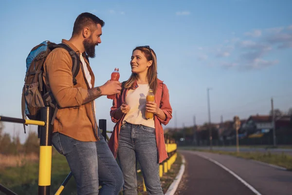 Lykkelige Par Hviler Ved Siden Vejen Drikker Forfriskning Juice - Stock-foto