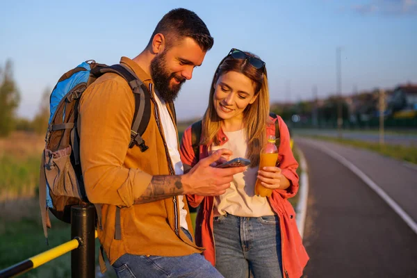 Joyeux Couple Souriant Utilisant Smartphone Dans Ville — Photo