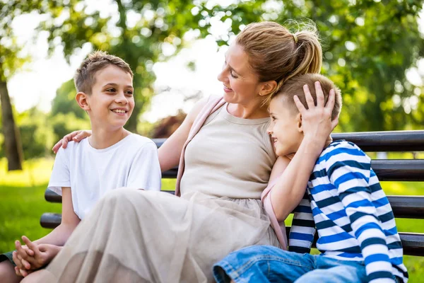 Feliz Madre Está Sentada Con Sus Hijos Banco Parque Están — Foto de Stock