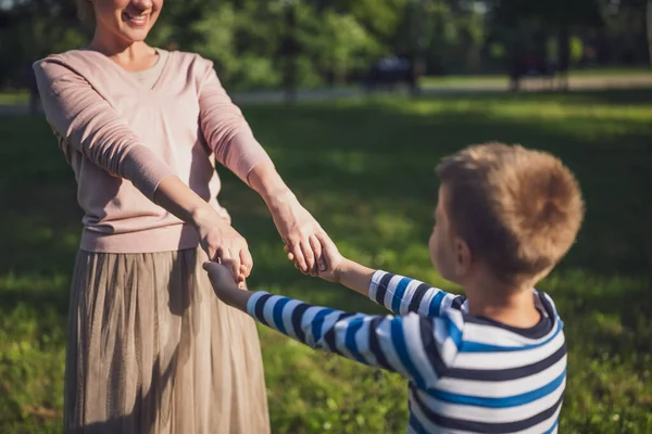 幸せな母親は公園で息子と遊んでいる 手を握っている — ストック写真