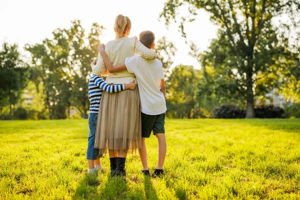 Madre Feliz Está Abrazando Con Sus Hijos Parque Están Abrazando —  Fotos de Stock