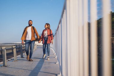 Mutlu çift el ele tutuşup yaya geçidinde yürüyor. Turistler şehri geziyor..