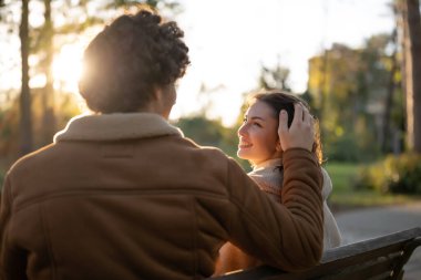 Mutlu çift parkta eğleniyor..