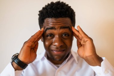 Yorgun ve başı ağrıyan genç iş adamının portresi..