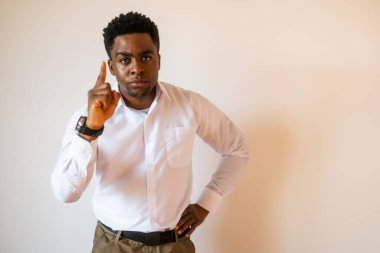 Ciddi ve tehditkar genç iş adamının portresi..