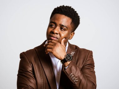 Düşünceli ve endişeli genç iş adamının portresi..