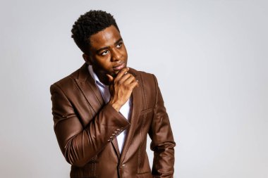 Düşünceli ve endişeli genç iş adamının portresi..