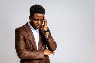 Yorgun ve başı ağrıyan genç iş adamının portresi..