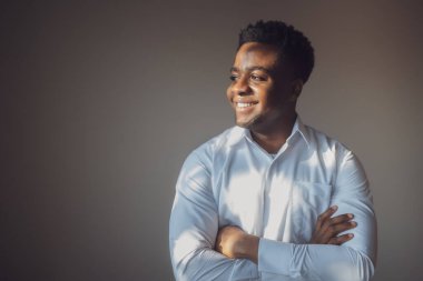 Gülümseyen ve yüzünü çeviren mutlu bir adamın portresi. Metnin ya da ilanın için resim üzerine boşluk kopyala.