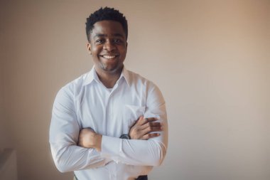 Gülümseyen ve kameraya bakan mutlu adamın portresi. Metnin ya da ilanın için resim üzerine boşluk kopyala.