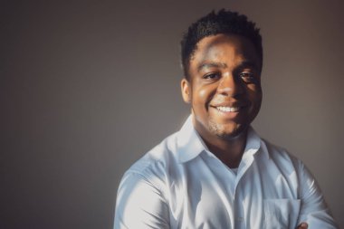 Gülümseyen ve kameraya bakan mutlu adamın portresi. Metnin ya da ilanın için resim üzerine boşluk kopyala.