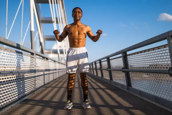 Genç Afro Amerikalı Adam Şehirdeki Köprüde Egzersiz Yapıyor Vücudunu Esnetiyor — Stok fotoğraf