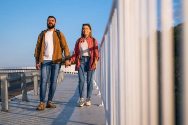 Mutlu çift el ele tutuşup yaya geçidinde yürüyor. Turistler şehri geziyor..