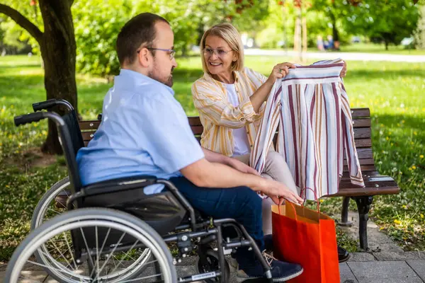 Человек Инвалидном Кресле Проводит Время Своей Матерью Парке Разговаривают После Стоковое Фото