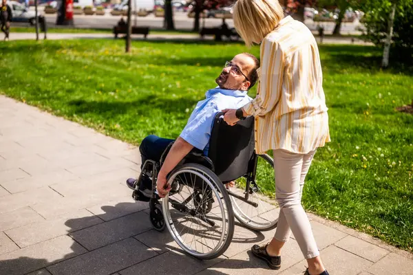 Человек Инвалидном Кресле Проводит Время Своей Матерью Парке Наслаждаются Солнечным Лицензионные Стоковые Изображения
