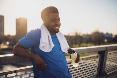 Spor eğitimine hazır Afro-Amerikan bir gencin portresi..