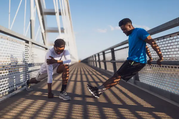 Два Африканско Американских Друга Тренируются Мосту Городе Разогреваются Пробежки Стоковая Картинка