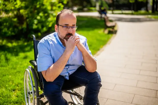 Крупним Планом Портрет Людини Інвалідному Візку Він Стурбований Вдумливий Стокове Зображення