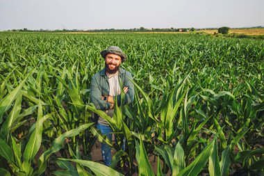 Mısır eken bir çiftçinin portresi. Tarım işgali.