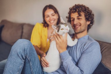 Genç mutlu çiftin ve kedilerinin portresi..