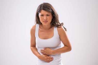 Midesi bulanan yetişkin bir kadının portresi..