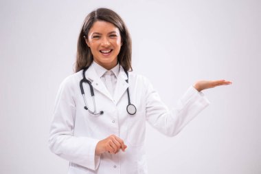 Reklamınız için neşeli ve boş alan tutan doktorun portresi..