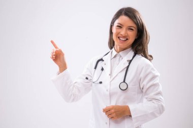 Neşeli ve baş aşağı gösteren bir doktorun portresi..