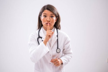 Sessizliğe ihtiyacı olan doktorun portresi..