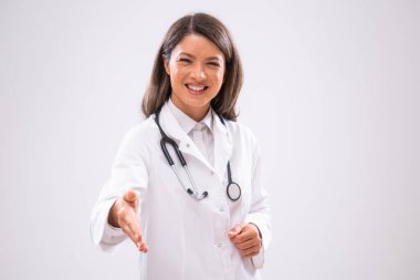 Neşeli ve tokalaşan bir doktorun portresi.