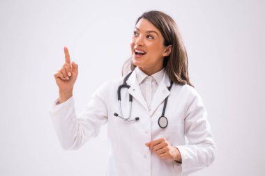 Neşeli ve baş aşağı gösteren bir doktorun portresi..