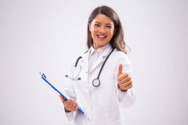 Pano tutan ve baş parmağını gösteren doktorun portresi..