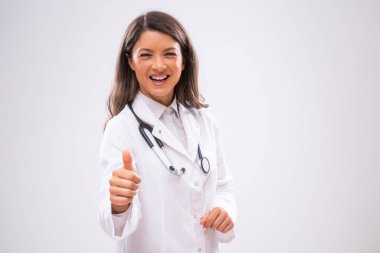 Başarılı bir tedaviden sonra mutlu olan doktorun portresi..