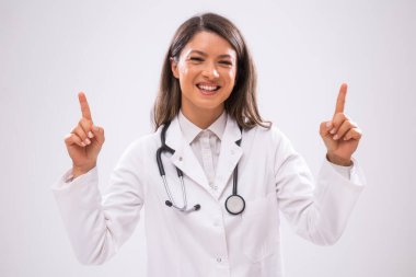 Neşeli ve baş aşağı gösteren bir doktorun portresi..