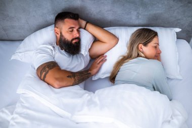 Genç evli çift yataklarında uyuyor..