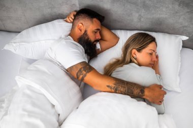 Genç evli çift yataklarında uyuyor. İyi uykular ve kucaklaşmalar..