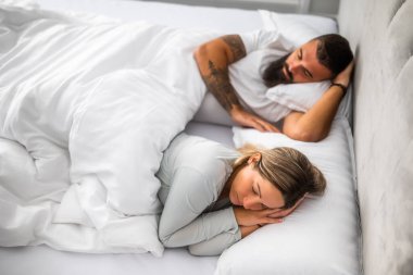 Genç evli çift yataklarında uyuyor..