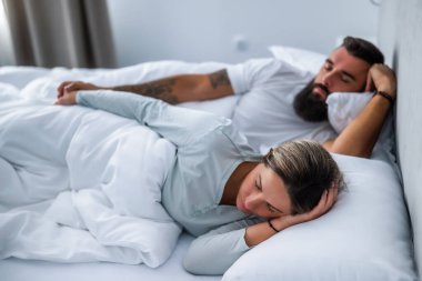 Genç evli çift yataklarında uyuyor. El ele tutuşup güzel bir uyku çekiyorlar..