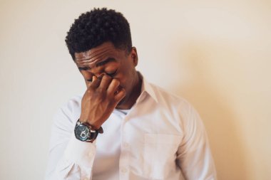 Yorgun ve başı ağrıyan genç iş adamının portresi..