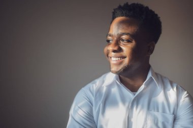 Gülümseyen ve yüzünü çeviren mutlu bir adamın portresi..