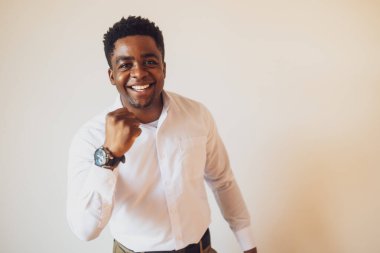 Mutlu ve heyecanlı bir adamın portresi. Metnin ya da ilanın için resim üzerine boşluk kopyala.