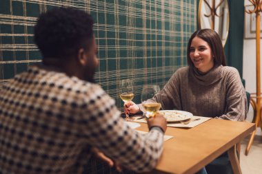 Genç çift ilk buluşmalarında romantik bir akşam yemeği yiyor..