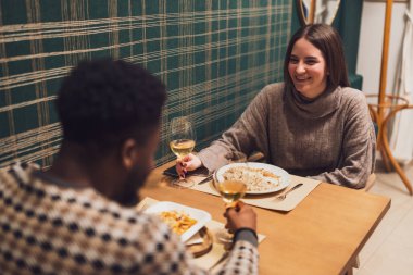 Genç çift ilk buluşmalarında romantik bir akşam yemeği yiyor..