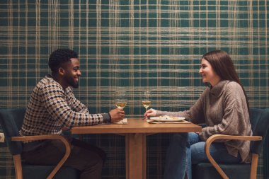 Genç çift ilk buluşmalarında romantik bir akşam yemeği yiyor..