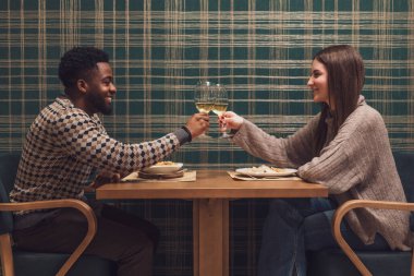 Genç çift ilk buluşmalarında romantik bir akşam yemeği yiyor..