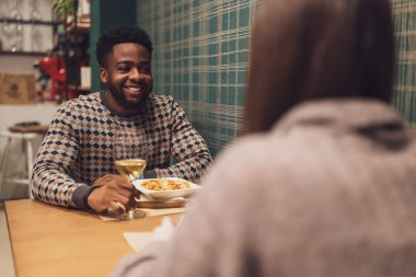 Genç çift ilk buluşmalarında romantik bir akşam yemeği yiyor..