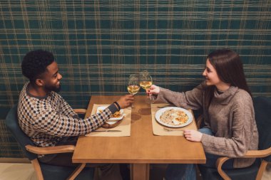 Genç çift ilk buluşmalarında romantik bir akşam yemeği yiyor..